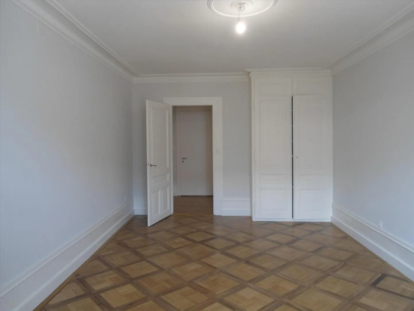 Spacious 4-room apartment on the top floor, near the banking district - Photo 9 of 12