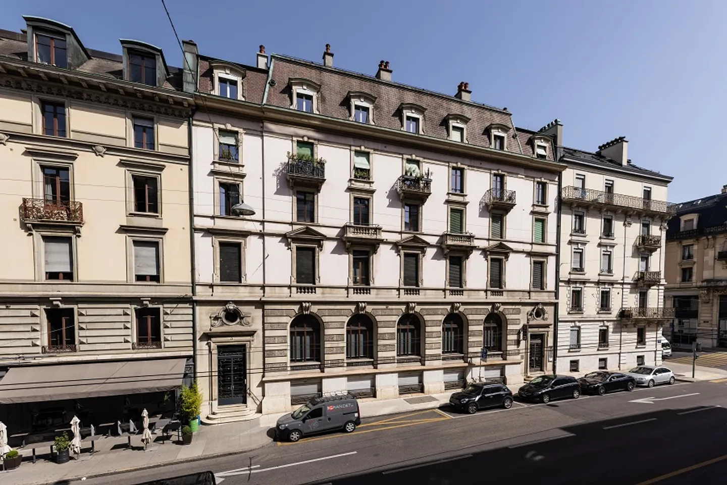 Spacious 4-room apartment on the top floor, near the banking district - Photo 1 of 12