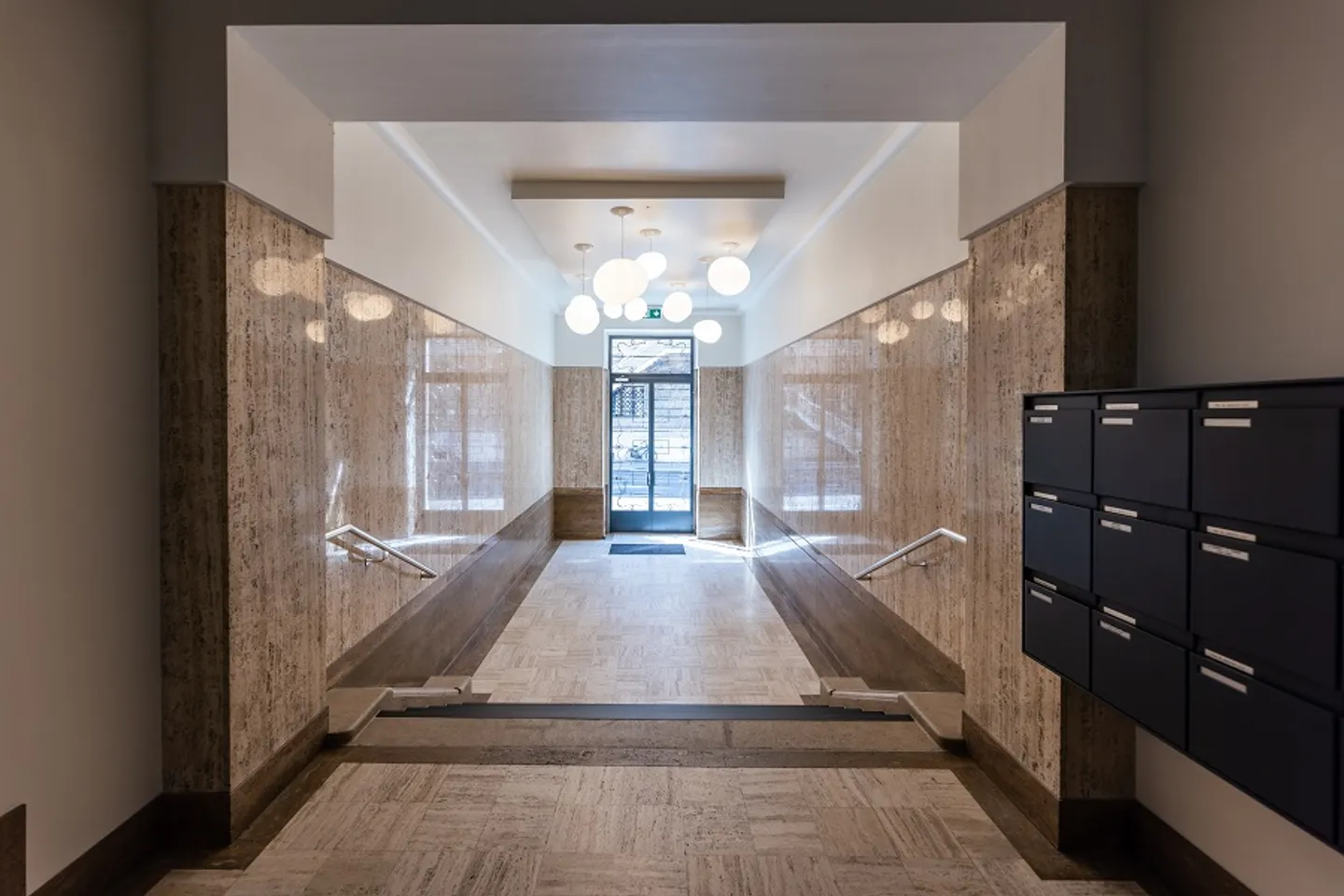 Spacious 4-room apartment on the top floor, near the banking district - Photo 2 of 12