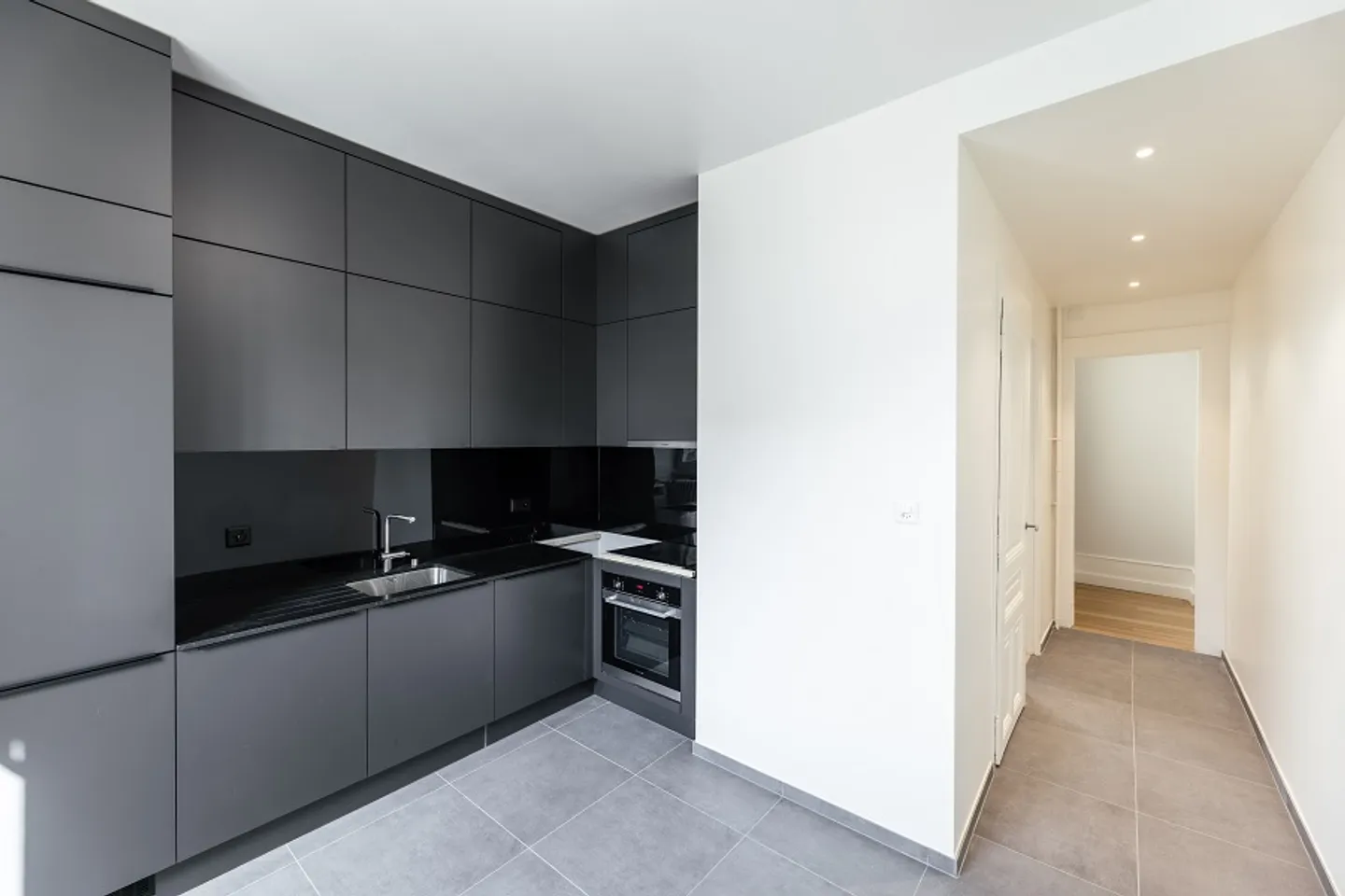 Spacious 4-room apartment on the top floor, near the banking district - Photo 6 of 12