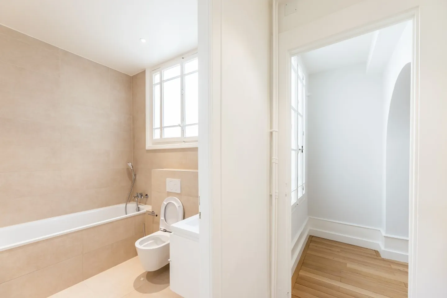 Spacious 4-room apartment on the top floor, near the banking district - Photo 7 of 12