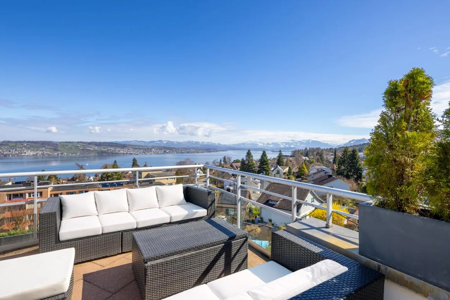 Panorama sur le lac de Zurich et les Alpes : Appartement en attique à Wädenswil - Photo 1 sur 5
