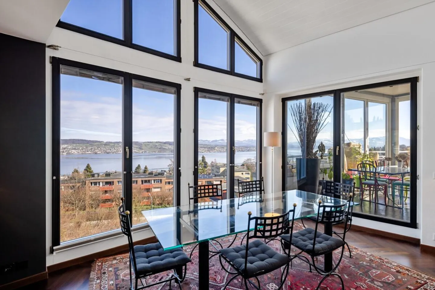 Panorama sur le lac de Zurich et les Alpes : Appartement en attique à Wädenswil - Photo 2 sur 5