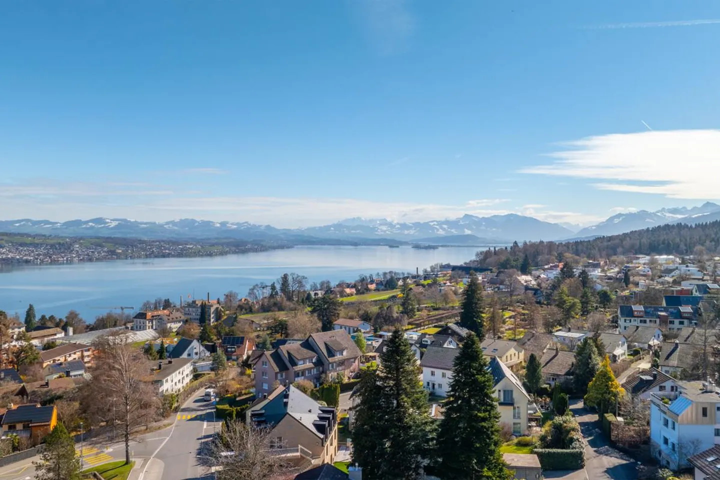 Panorama sur le lac de Zurich et les Alpes : Appartement en attique à Wädenswil - Photo 4 sur 5