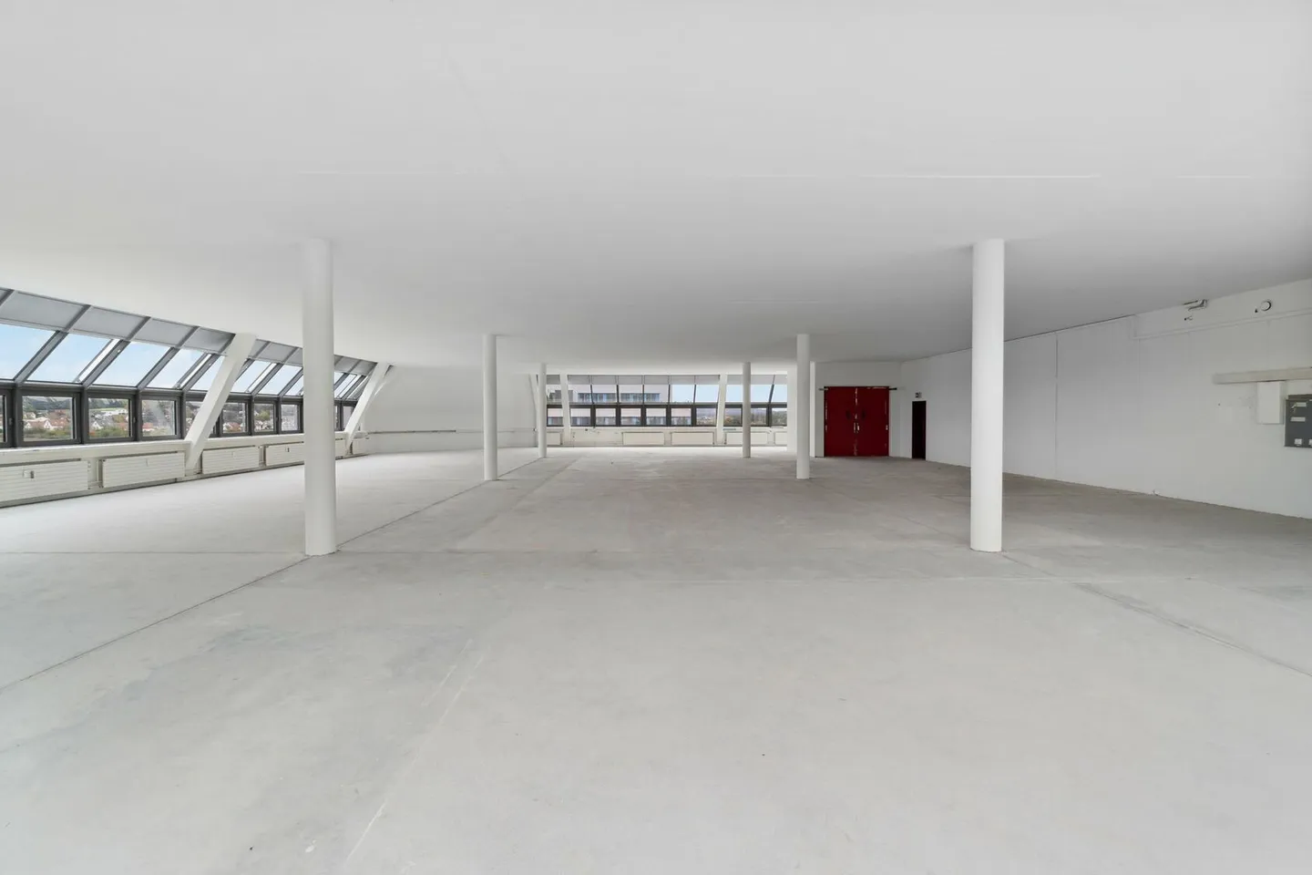 Mixed-use building for rent - Photo 3 of 7