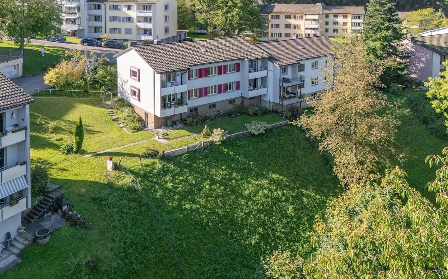 Casa plurifamiliare con 4 appartamenti e potenziale di ampliamento in una posizione tranquilla - Foto 2 di 4