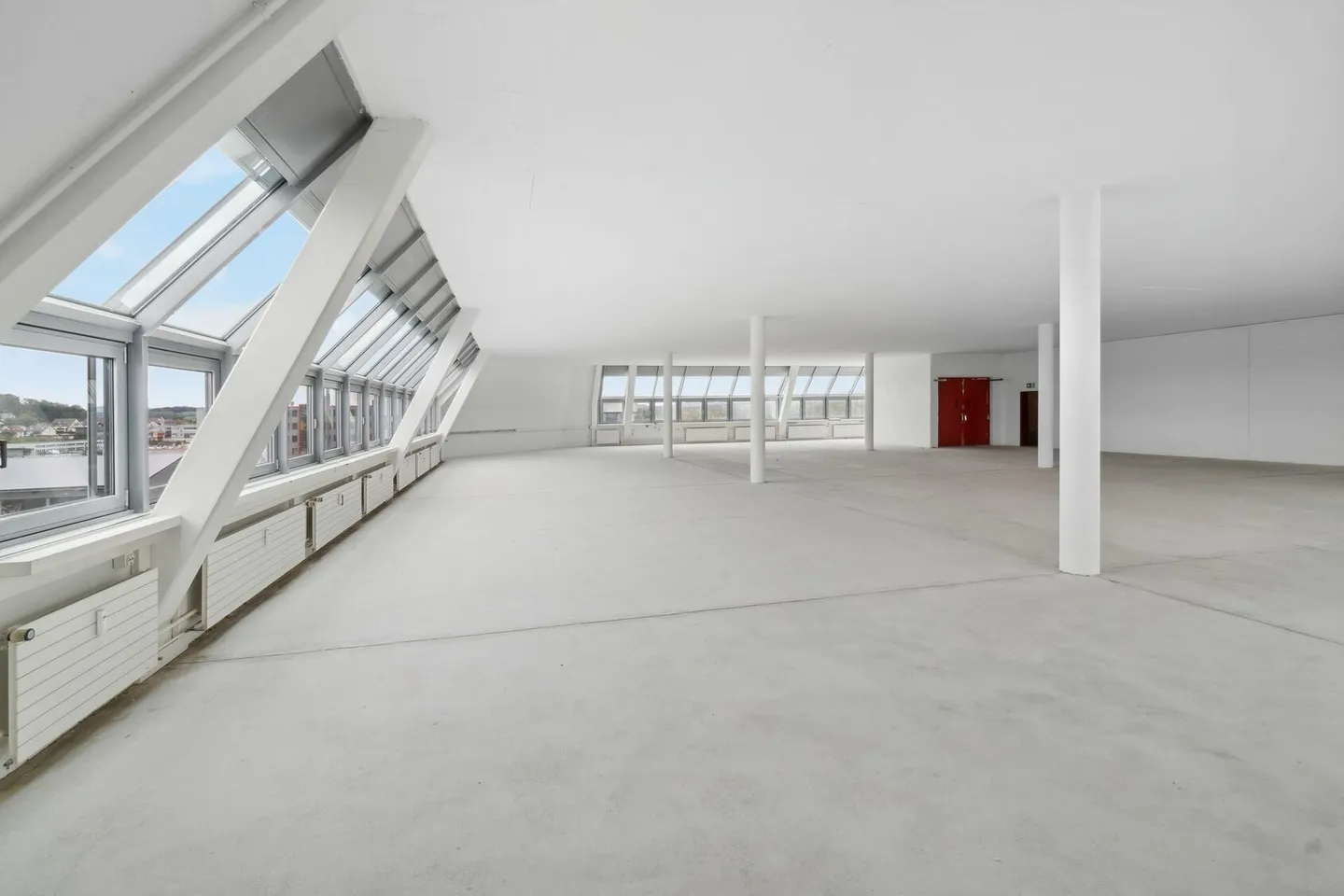 Mixed-use building for rent - Photo 2 of 7