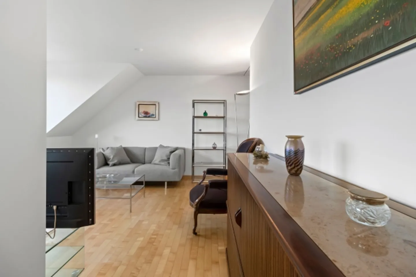Schickes Pied-à-terre mit bester Aussicht- 2,5 Zimmer Dachwohnung - Foto 3 von 13