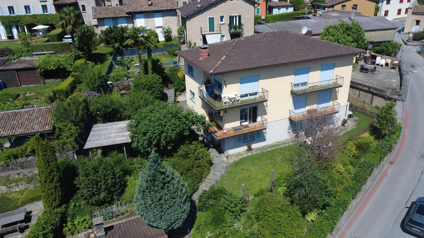 Mehrfamilienhaus mit großem Garten in Comano - Foto 1 von 7