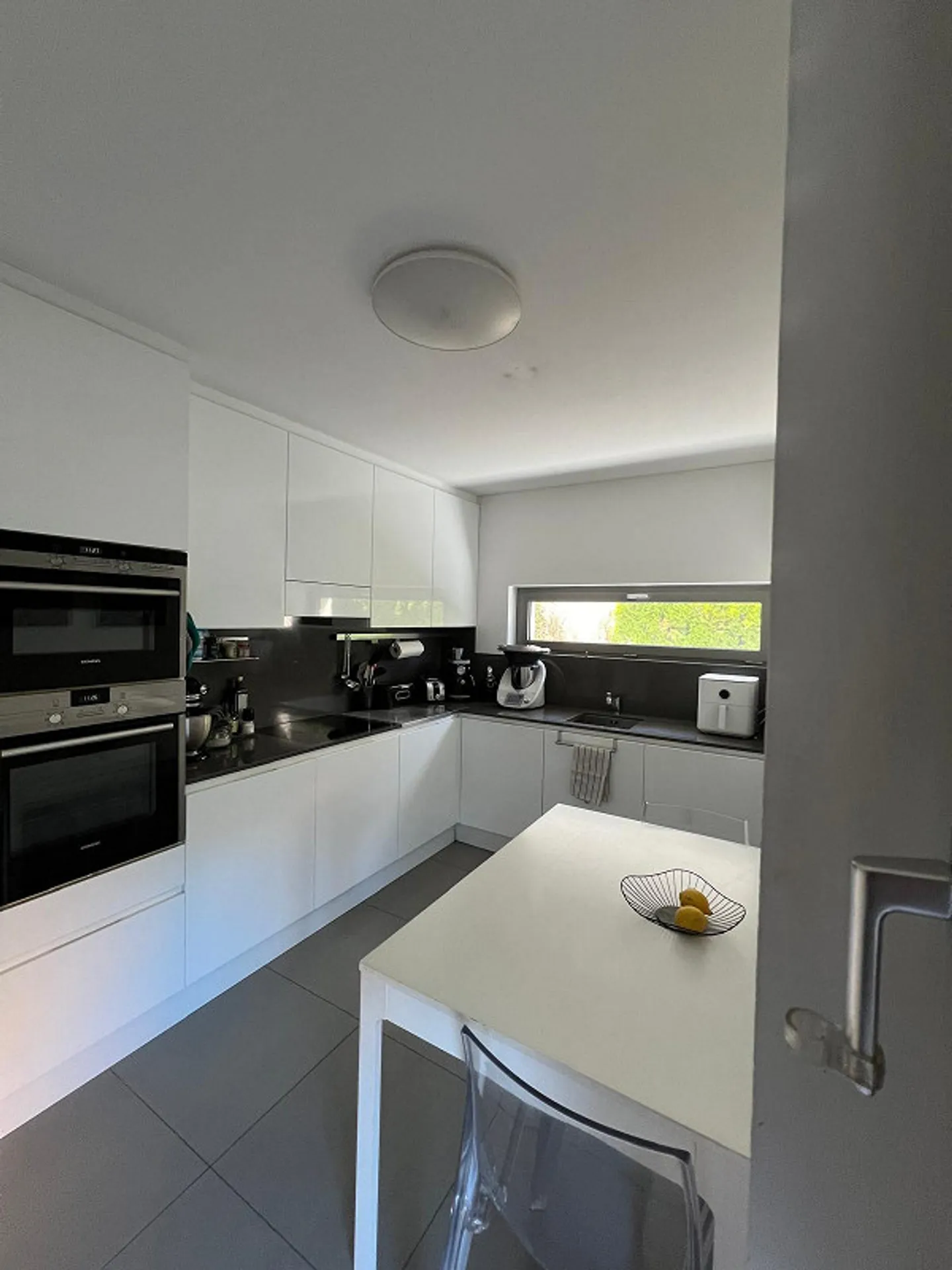 Moderno 4.5 locali con giardino privato e 2 posti auto in autorimessa - Foto 4 di 11