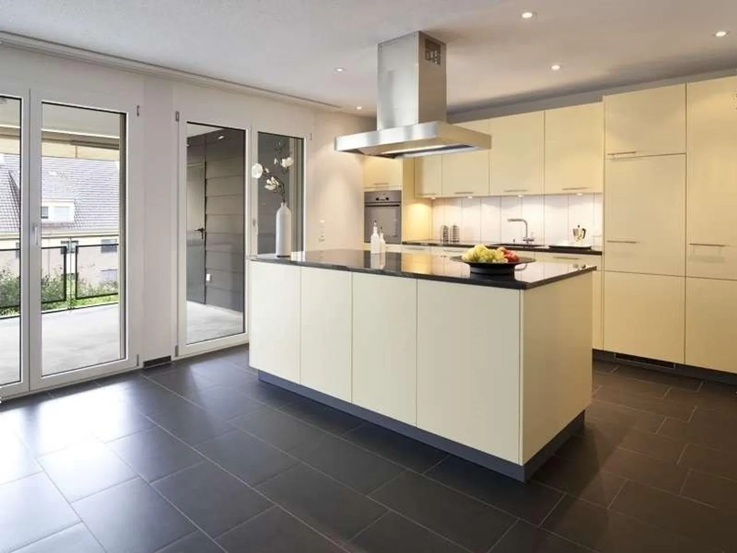 Profitez du soleil sur le grand balcon - Photo 2 sur 8