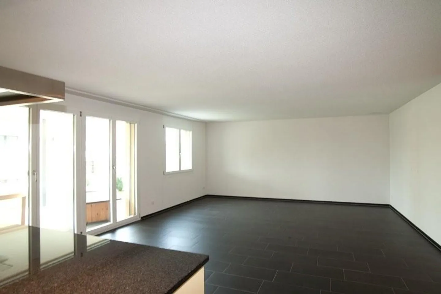 Profitez du soleil sur le grand balcon - Photo 3 sur 8