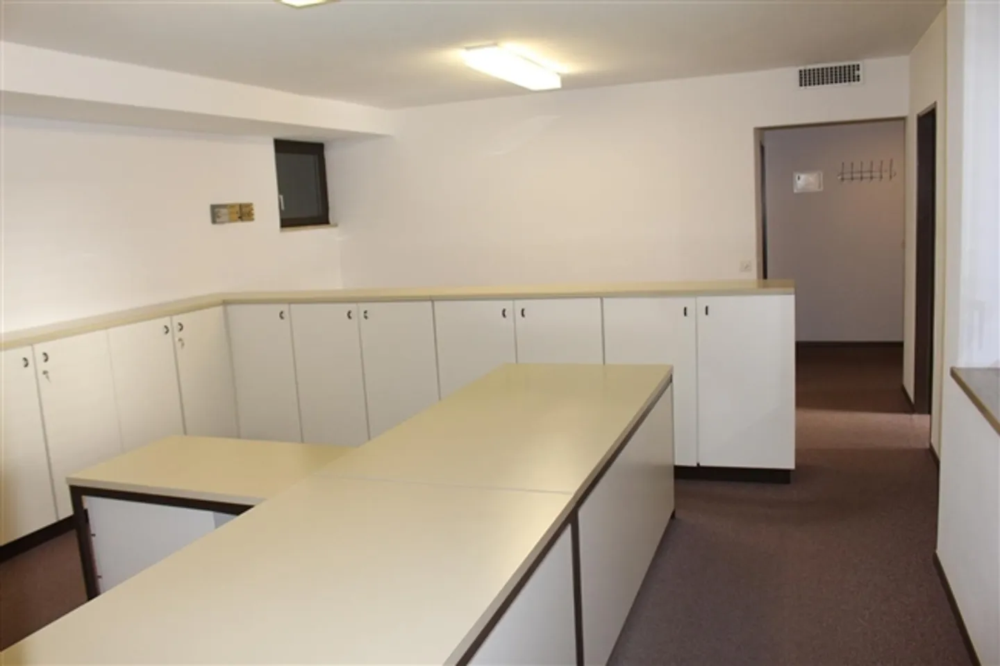 4 Office Rooms of approx. 100 m2 in a very central location - Photo 2 of 13