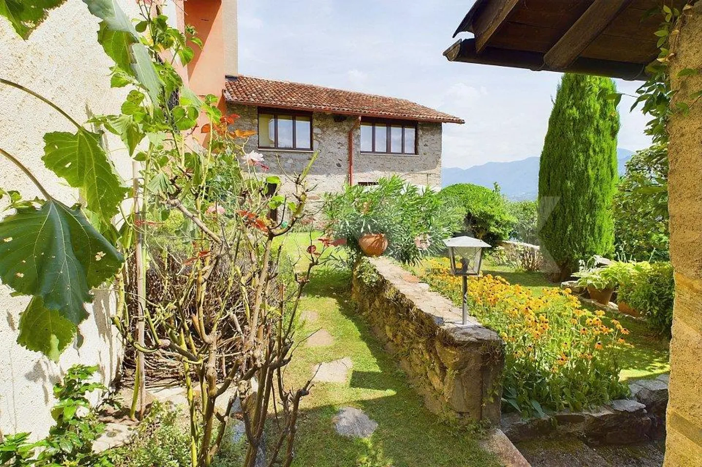 Panoramic view over lake and mountains in the heart of the historic core - Photo 4 of 13