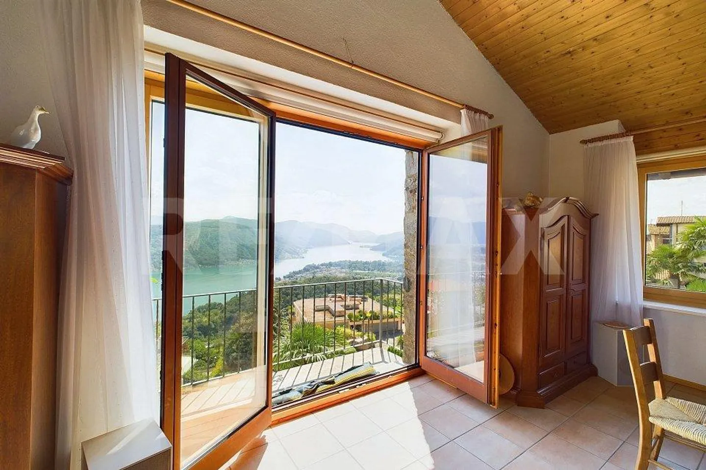 Panoramic view over lake and mountains in the heart of the historic core - Photo 7 of 13