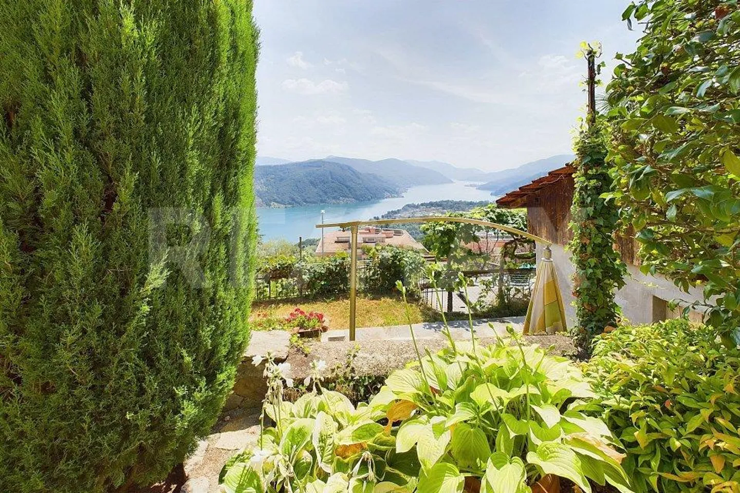 Panoramic view over lake and mountains in the heart of the historic core - Photo 10 of 13
