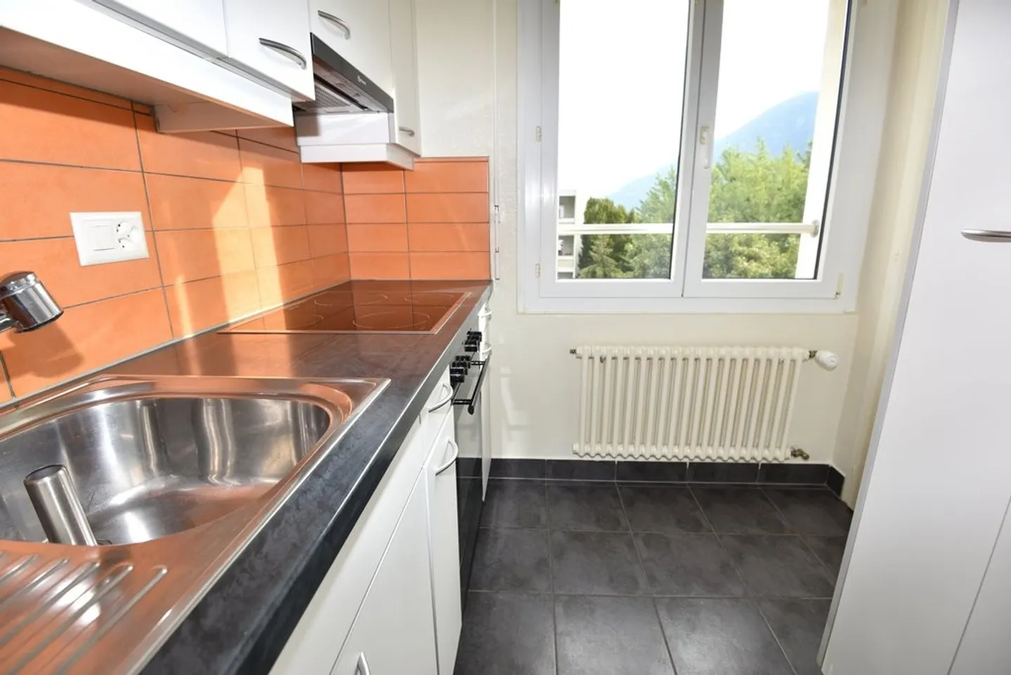 Beautiful apartment ideally located - Photo 3 of 5