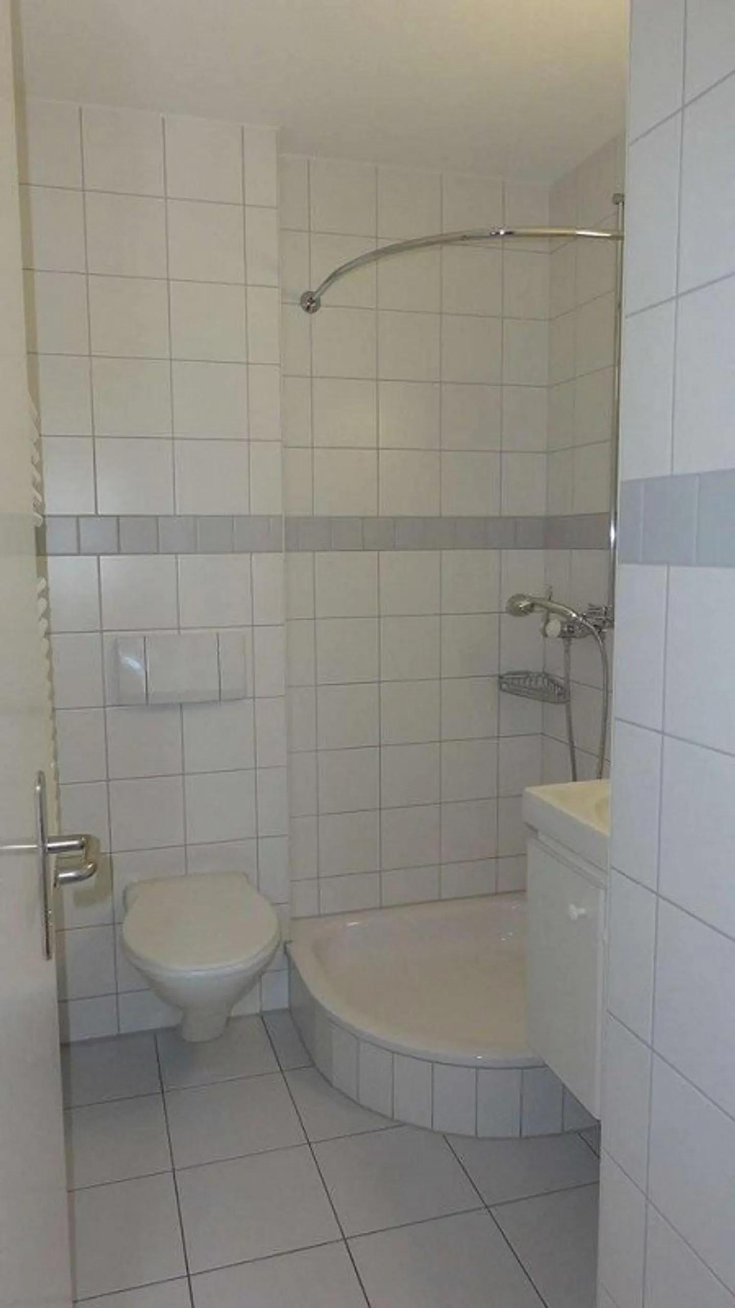 Modern, bright attic apartment with high ceilings - Photo 5 of 8