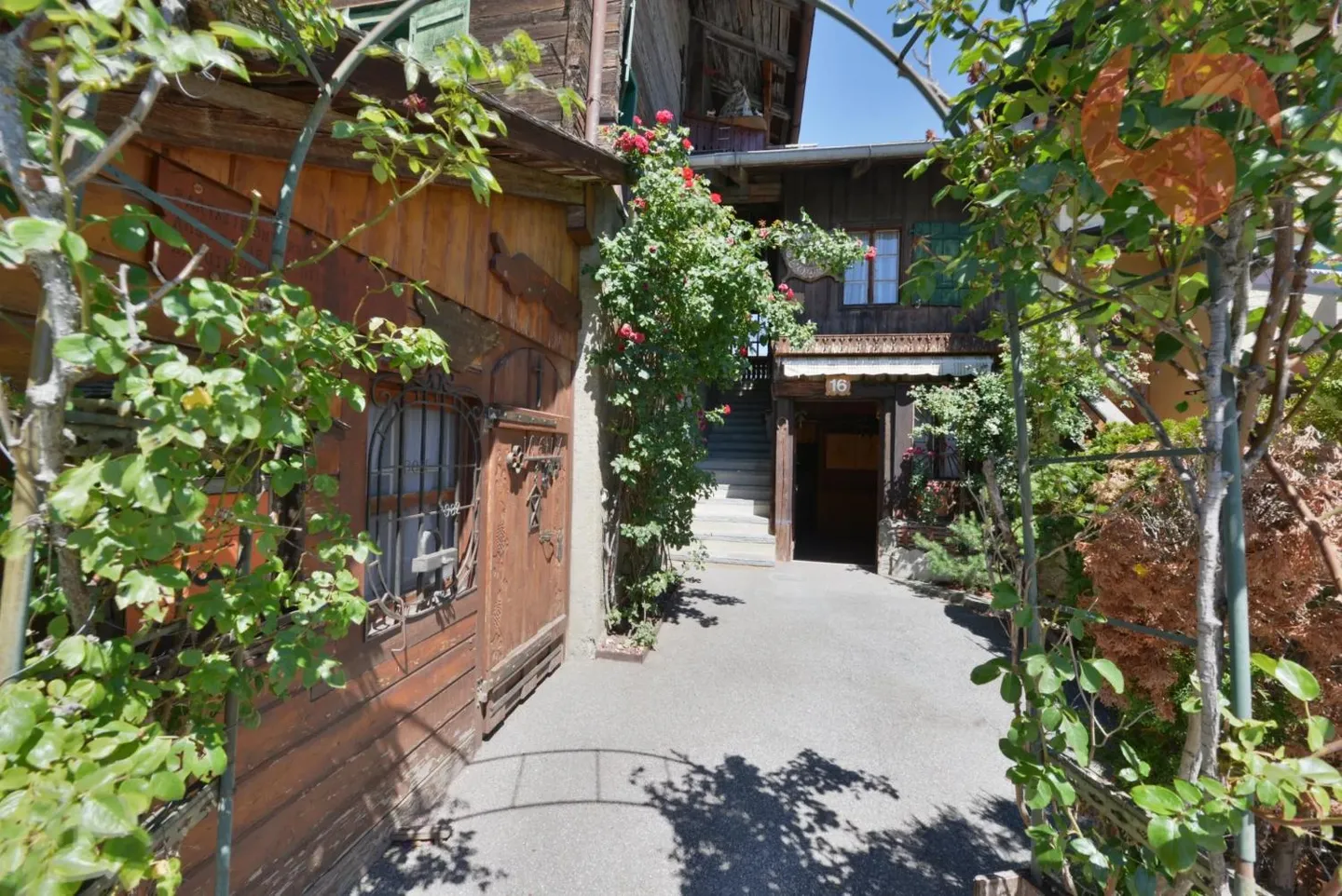 Casa di villaggio autentica con grande potenziale e garage oltre a Carnotzet - Foto 2 di 13