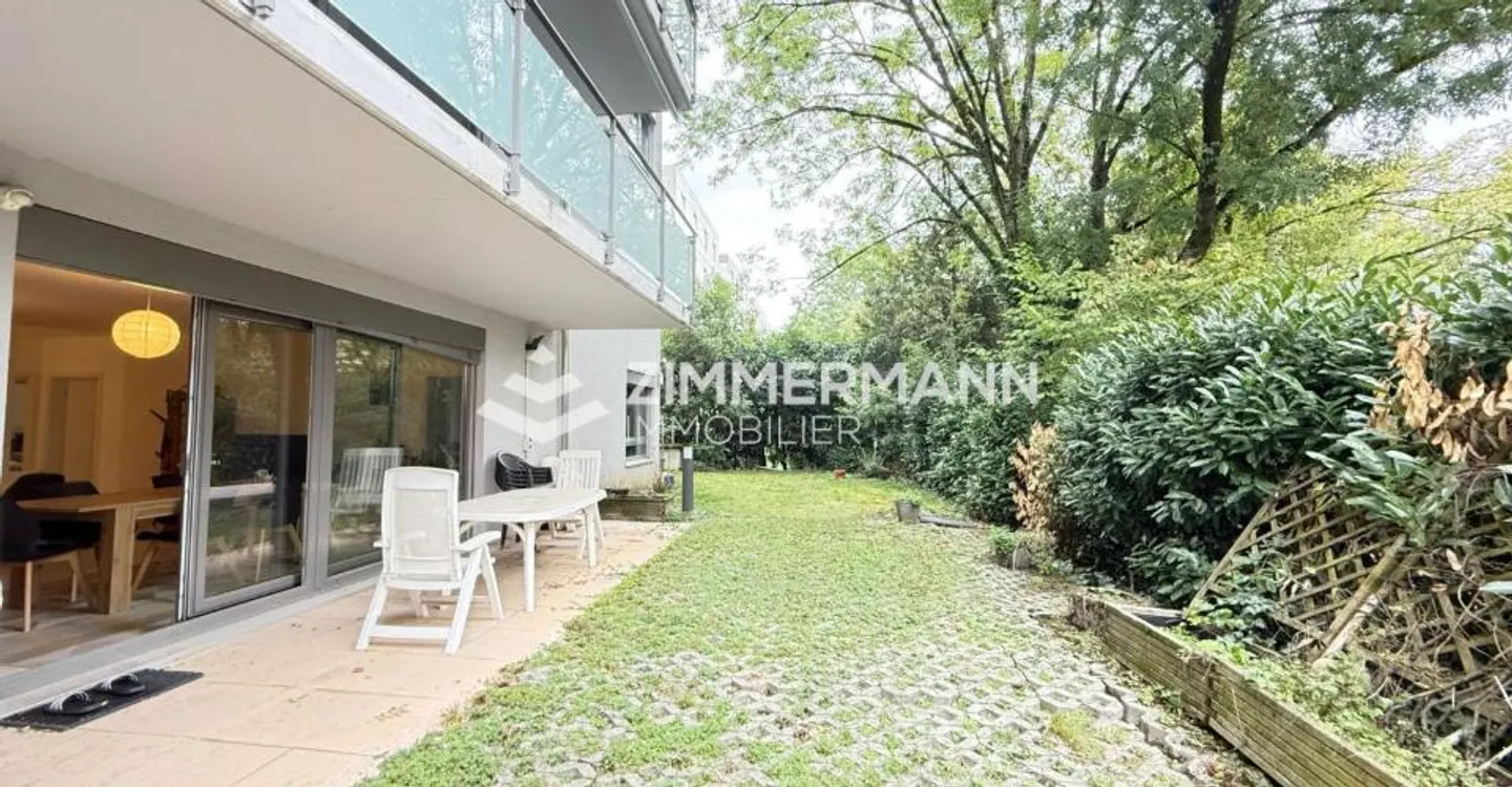 Stylish Apartment with Garden - Photo 2 of 10
