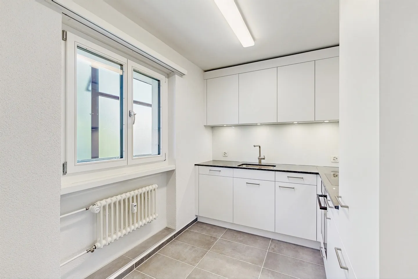 Nuovamente ristrutturato e centrale La tua nuova casa a Steinhausen - Foto 2 di 8