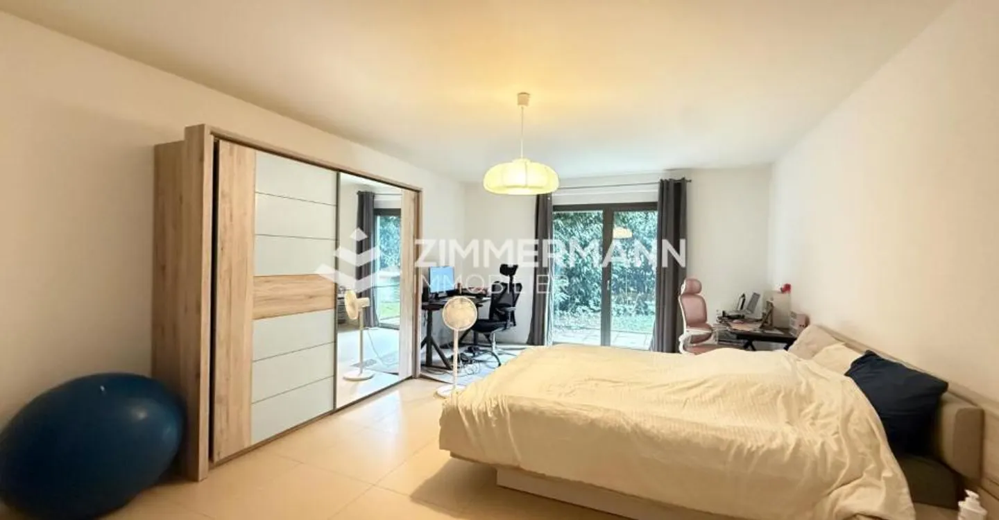 Stylish Apartment with Garden - Photo 7 of 10