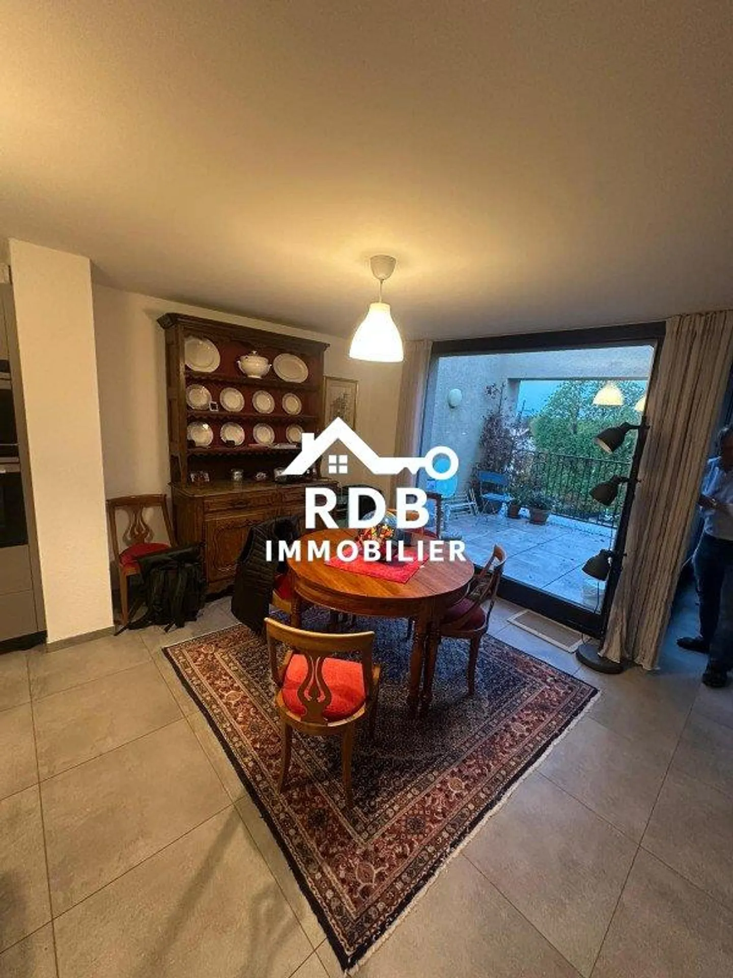 Appartement de 6 pièces au 3ème étage situé à Satigny 1242 - Photo 2 of 12