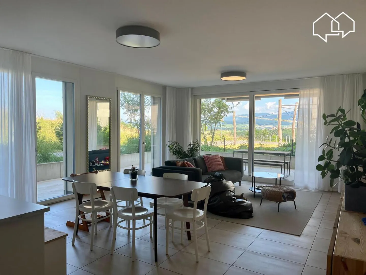 Appartement lumineux de 4.5pces au rez-de-chaussée - Photo 1 sur 18