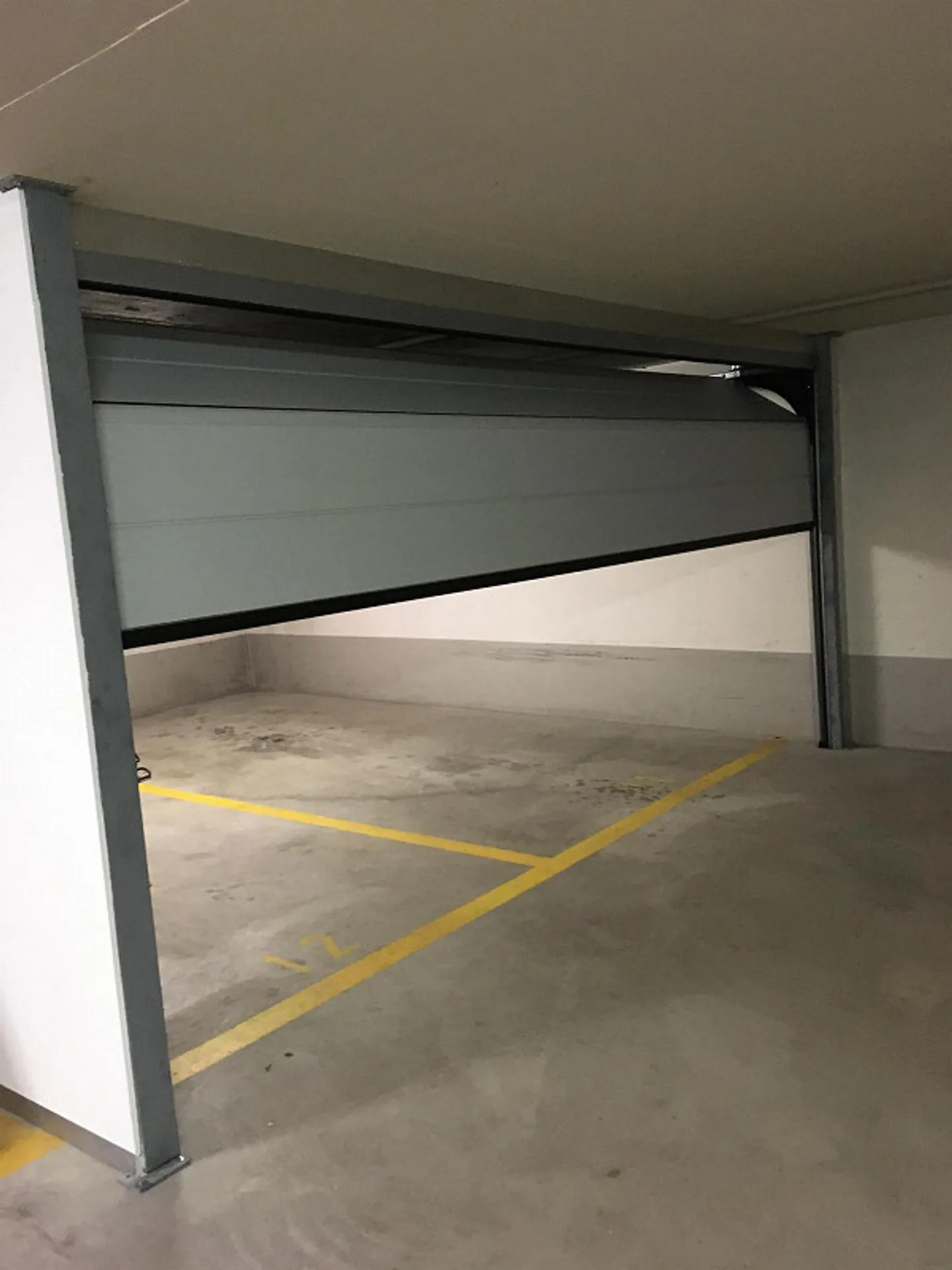 Large double garage / storage room - Photo 2 of 3