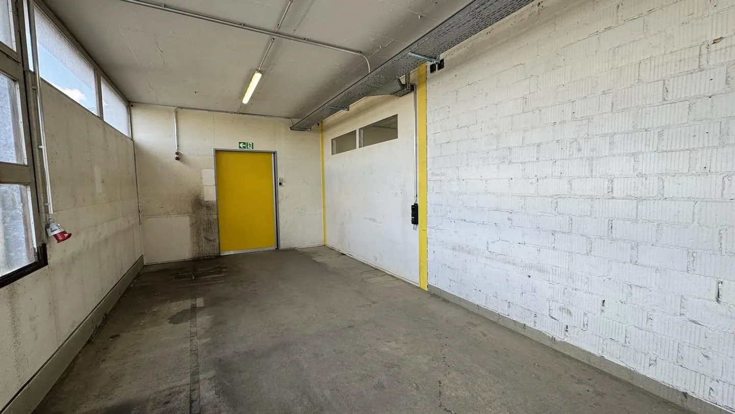 Commercial space with loading ramp for rent - Photo 5 of 13