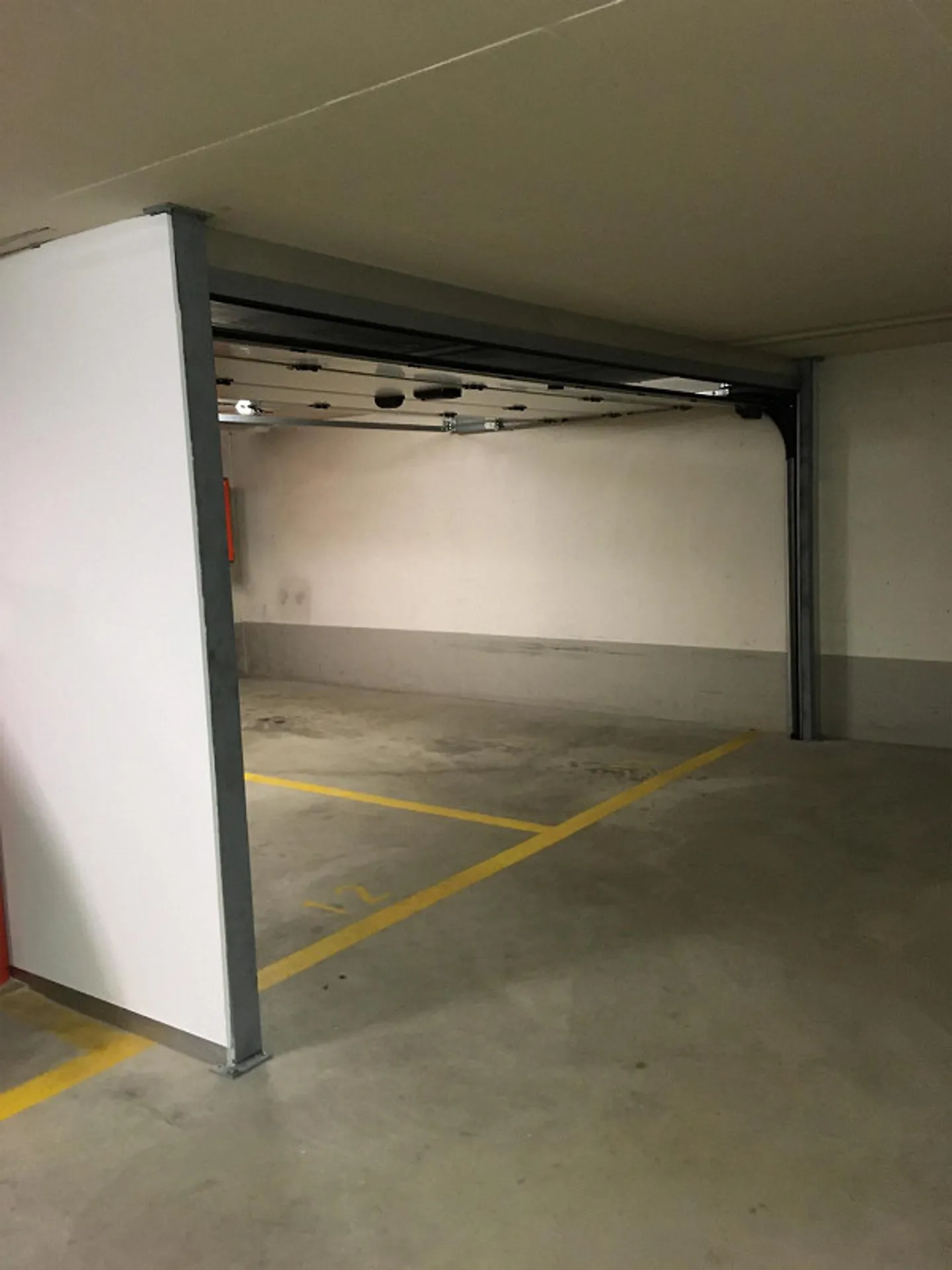 Large double garage / storage room - Photo 3 of 3