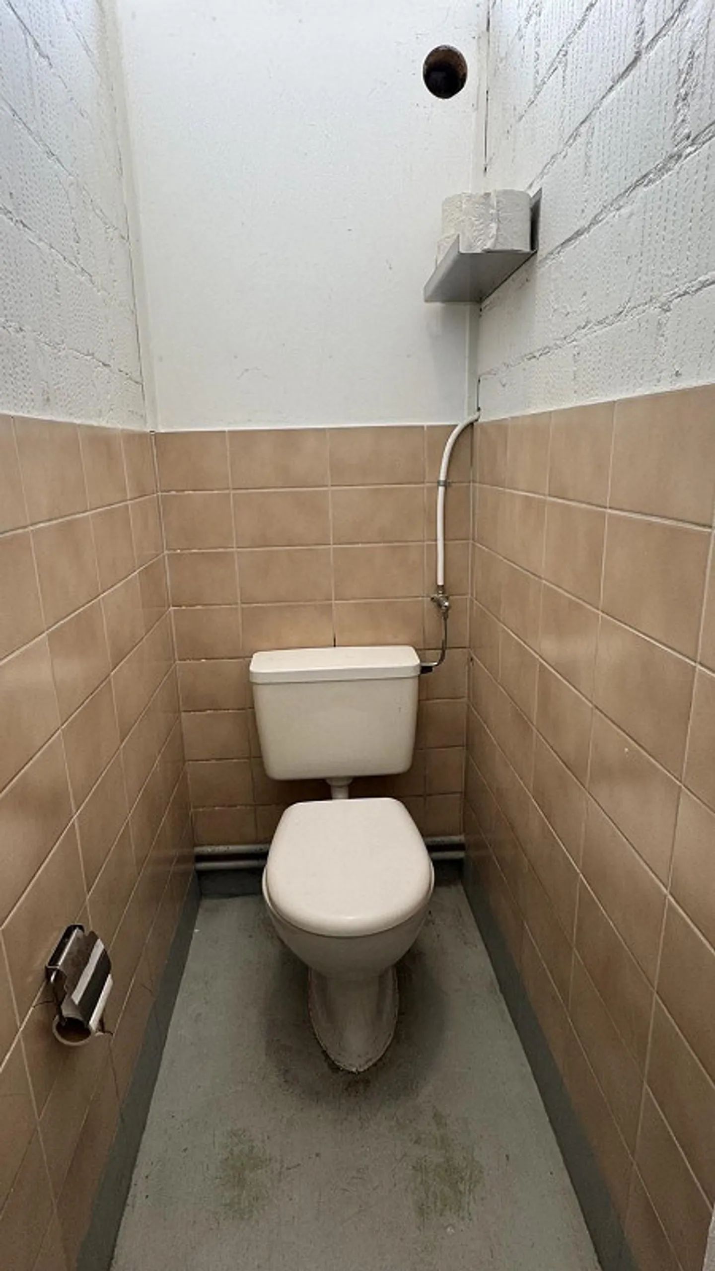 Commercial space with loading ramp for rent - Photo 10 of 13