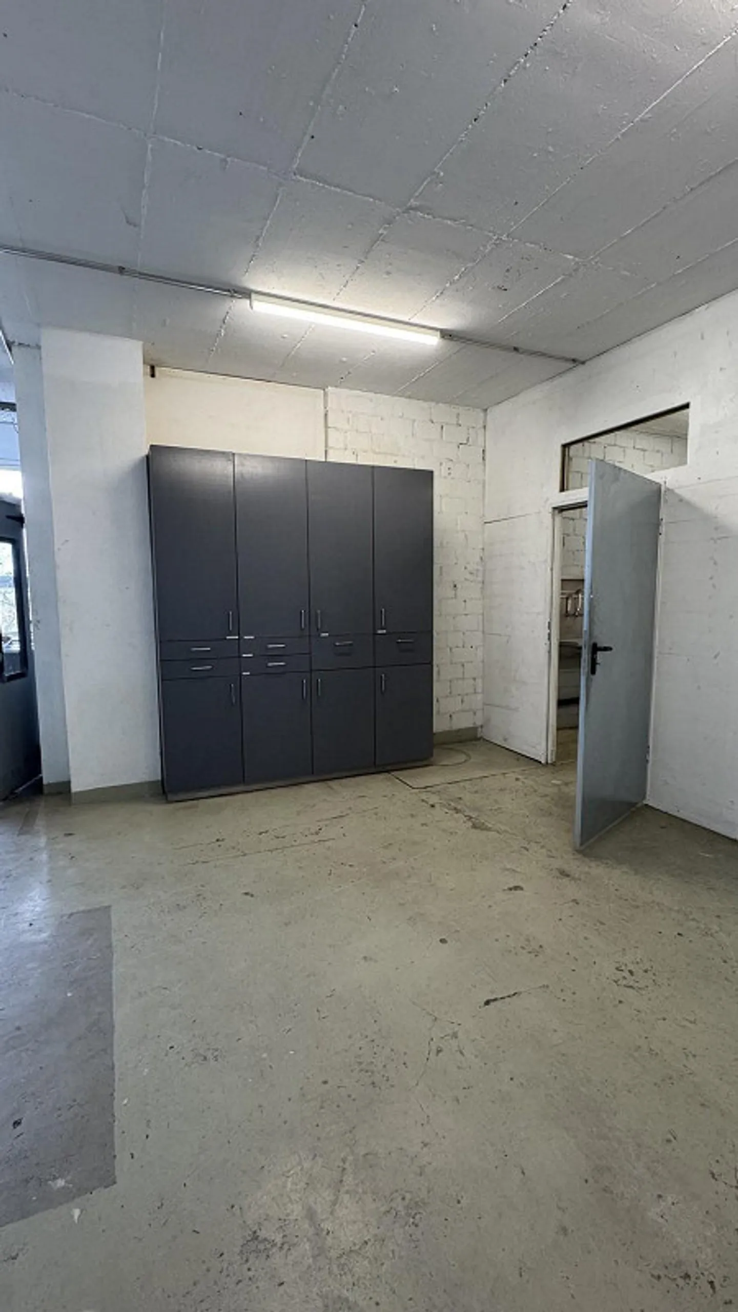 Commercial space with loading ramp for rent - Photo 11 of 13