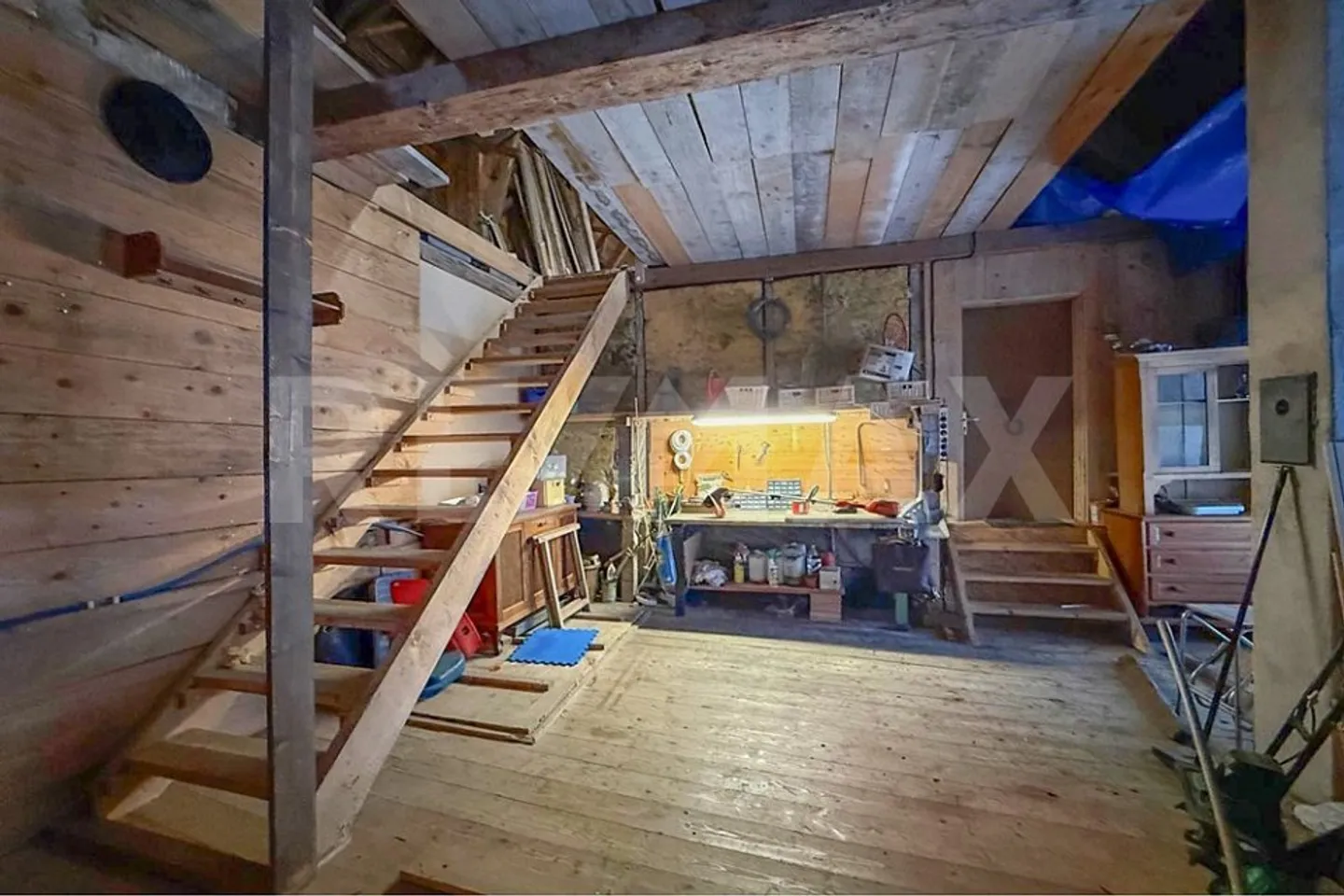 House with two apartments - Photo 11 of 11