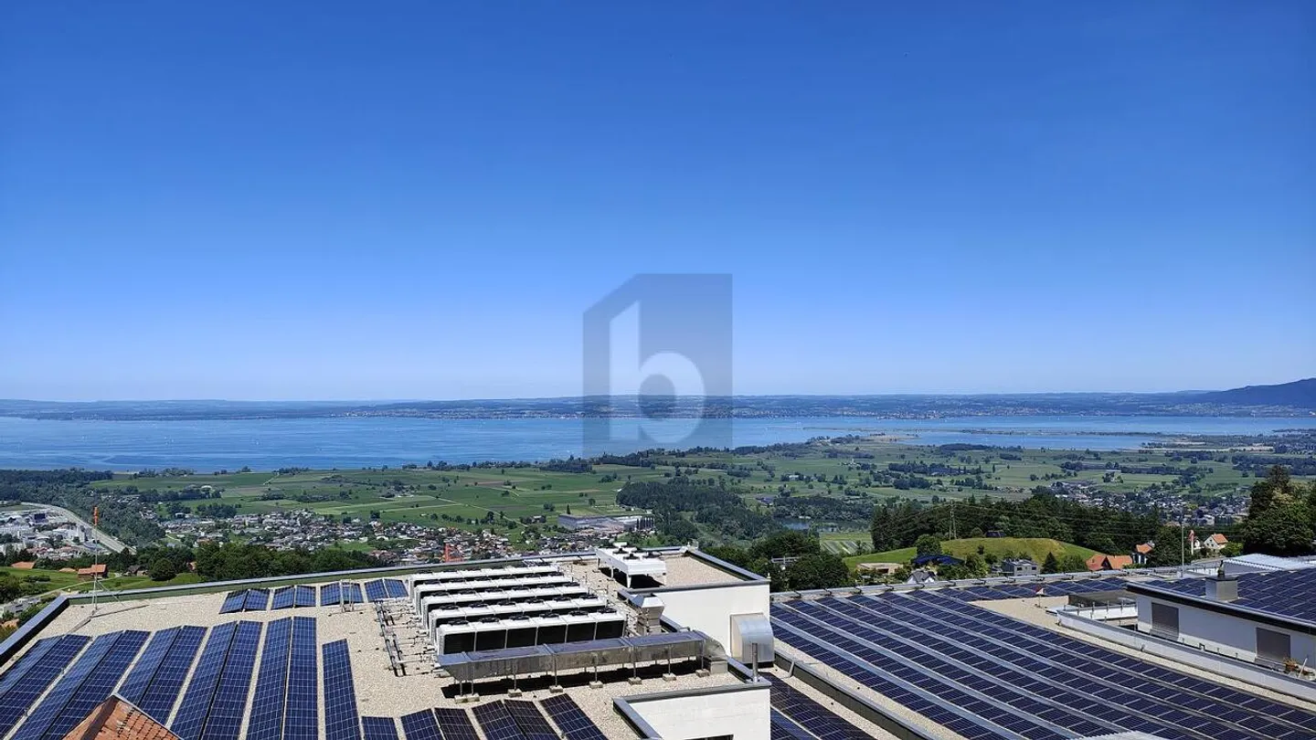OPPORTUNITÉ UNIQUE AVEC VUE SUR LE LAC ET POTENTIEL - Photo 1 sur 6