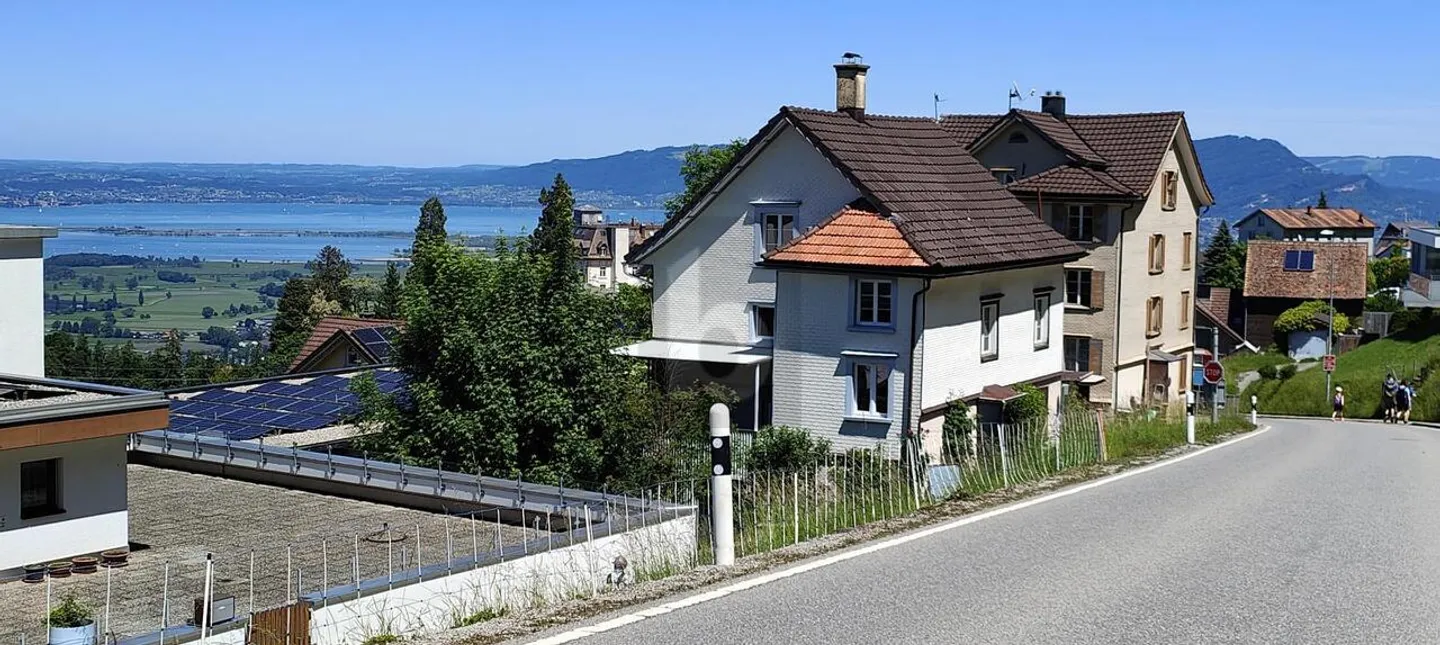 OPPORTUNITÉ UNIQUE AVEC VUE SUR LE LAC ET POTENTIEL - Photo 2 sur 6