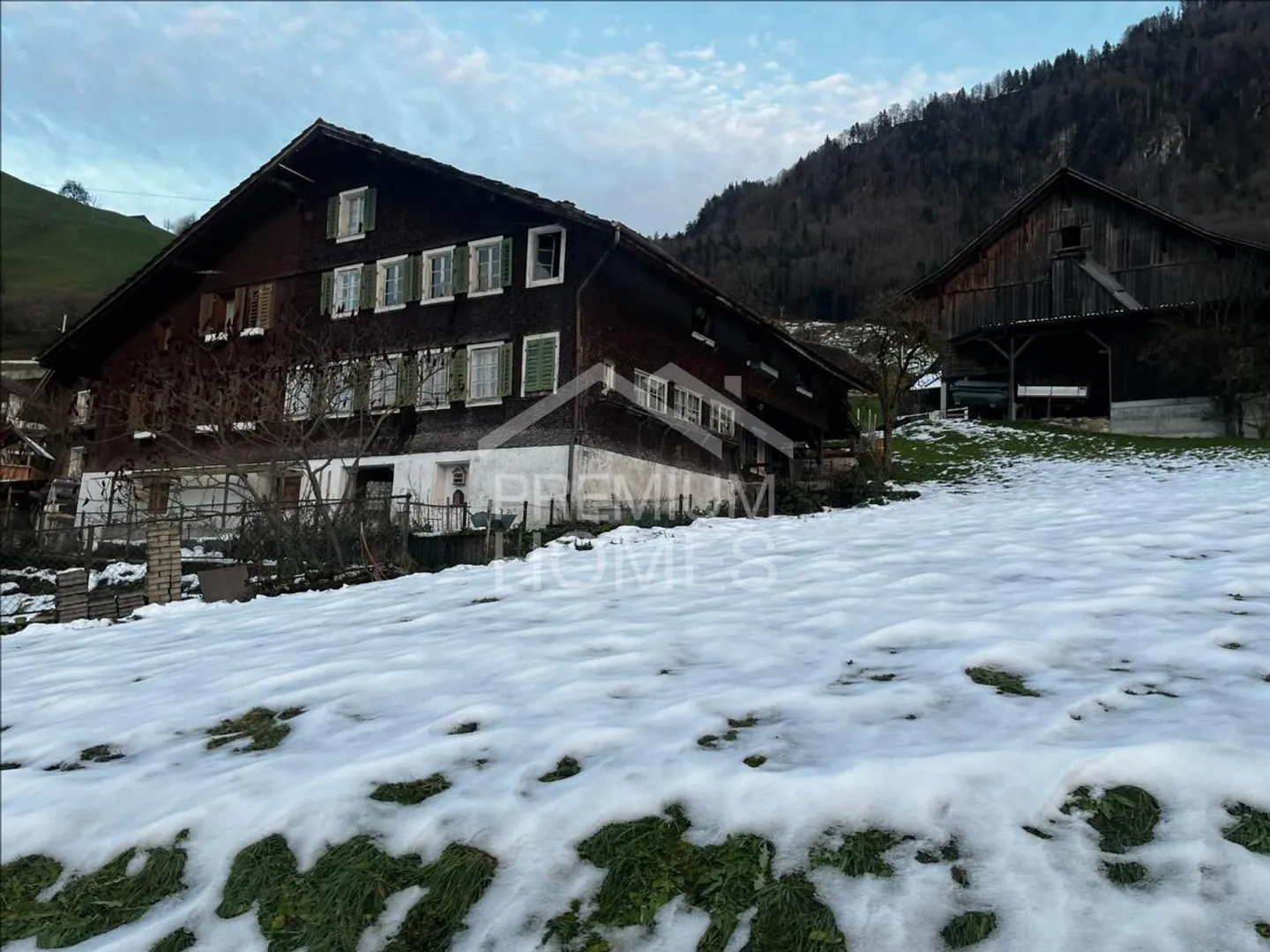 Maison jumelée avec terrain constructible généreux - Photo 1 sur 2