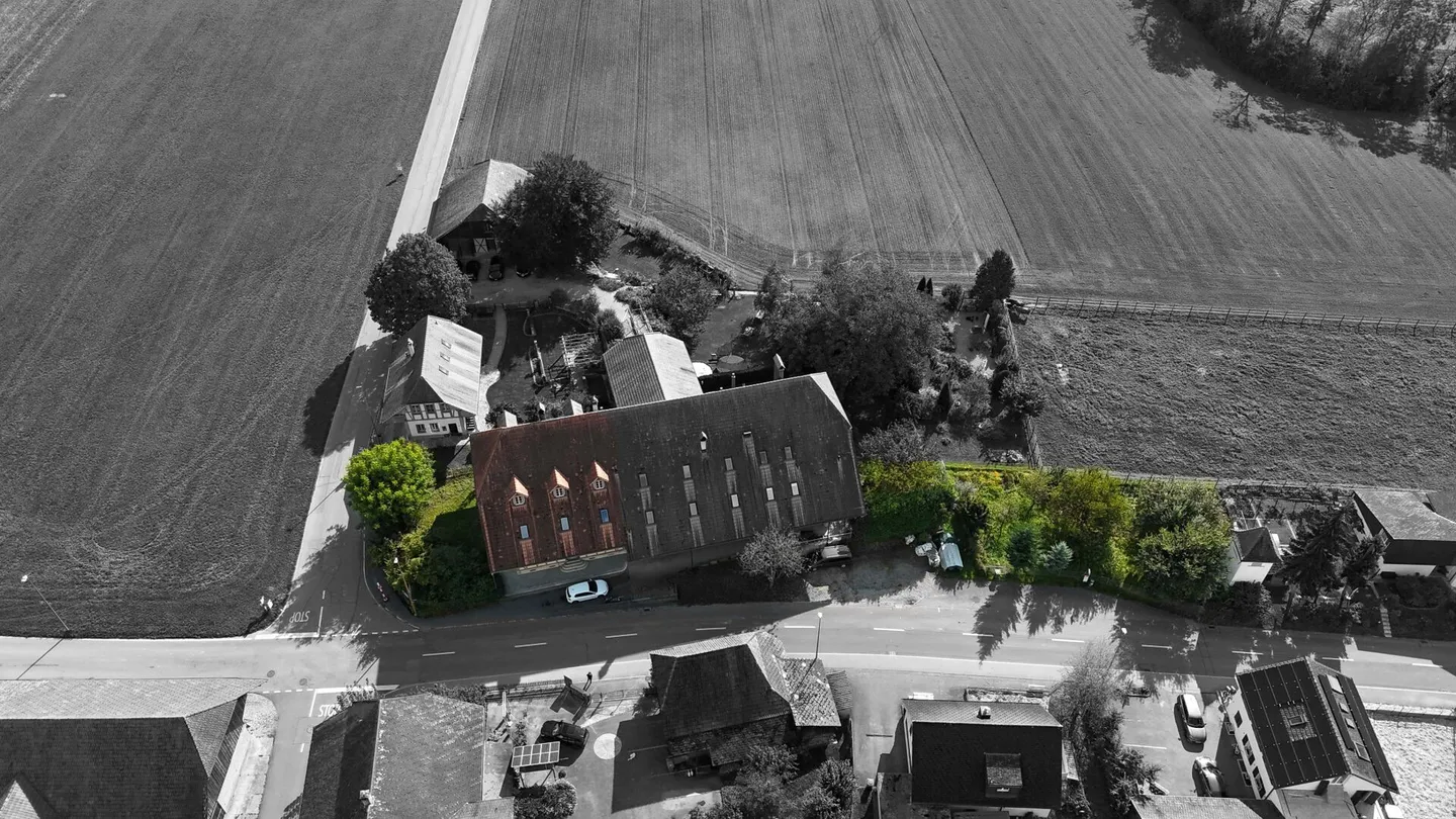 Large 8.5 Room Farmhouse Apartment in Seeberg - Photo 11 of 12