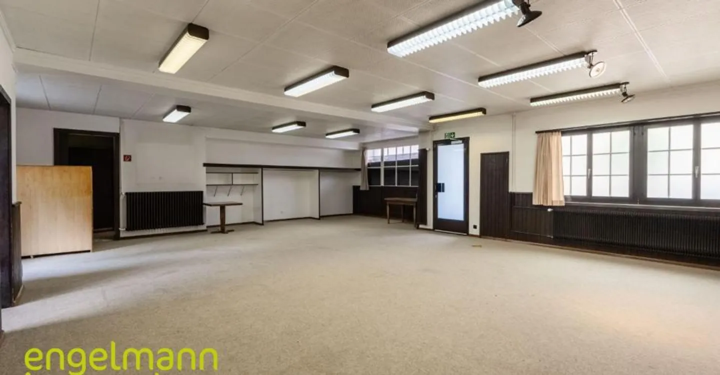 Building with 2 apartments + commercial space - Photo 3 of 10