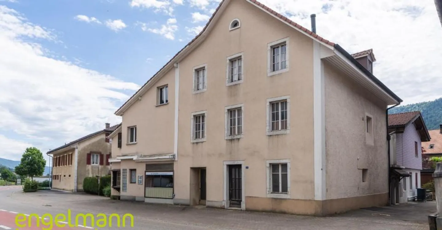 Building with 2 apartments + commercial space - Photo 2 of 10