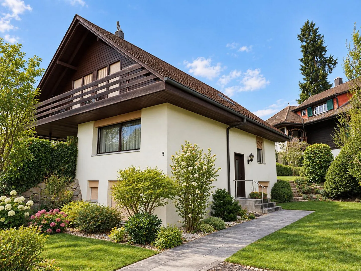 Freistehendes Einfamilienhaus mit Pool - Foto 2 von 13