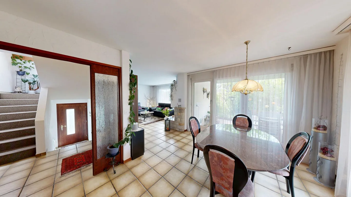 Freistehendes Einfamilienhaus mit Pool - Foto 3 von 13