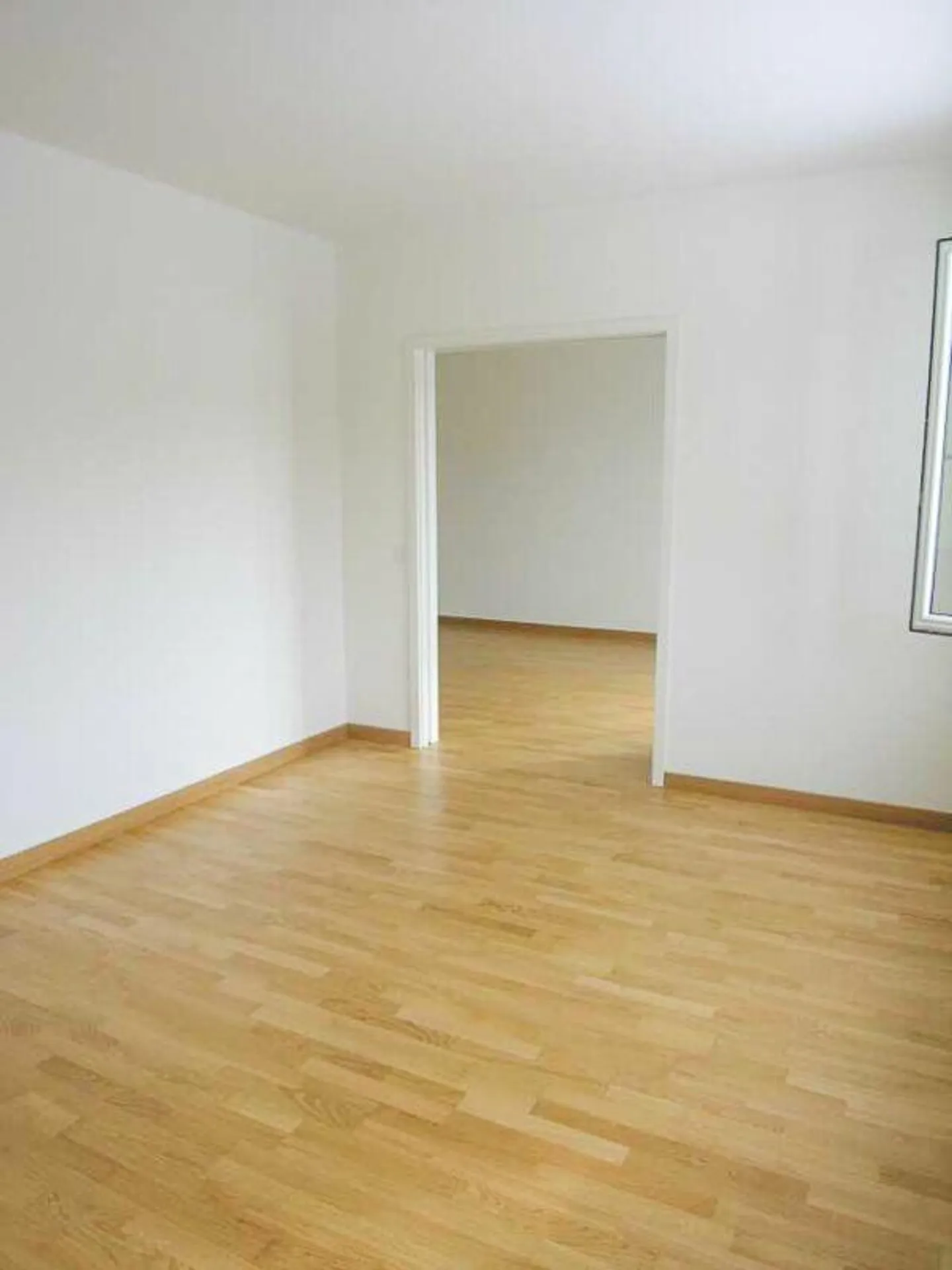 Spacious 4-room apartment in a central location - Photo 2 of 10