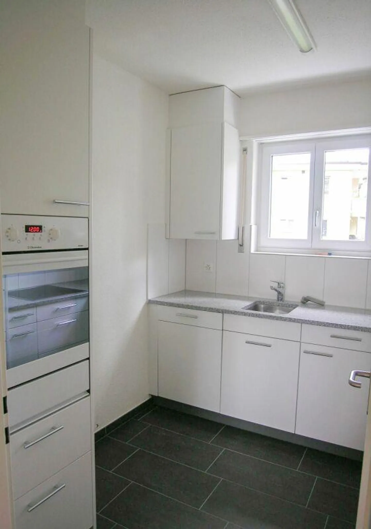 Spacious 4-room apartment in a central location - Photo 5 of 10