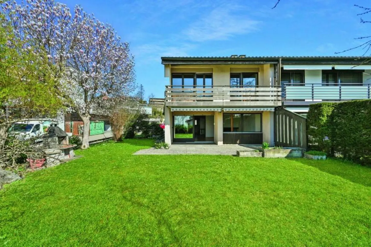 5.5-Room End Row House with Garden, Garage and Three Parking Spaces - Hausmattstrasse 2 + 6b, Ittigen - Photo 1 of 11