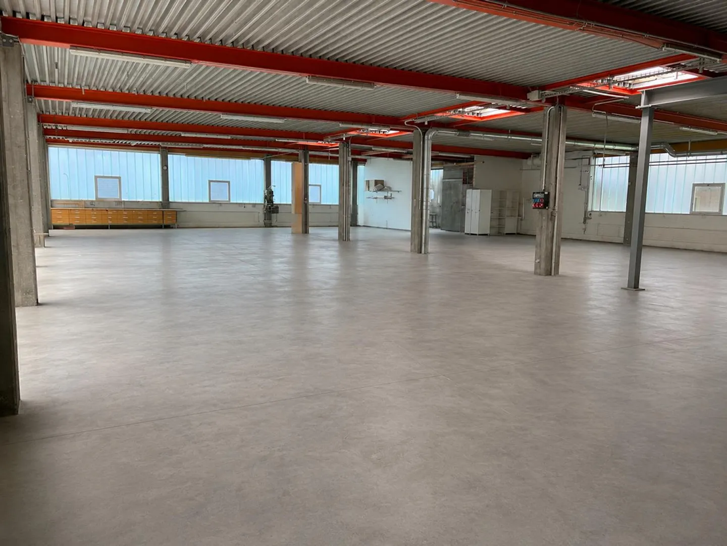 Capannone commerciale con uffici in affitto a Eich - Foto 2 di 8