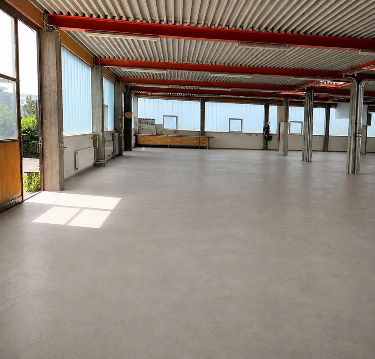 Capannone commerciale con uffici in affitto a Eich - Foto 3 di 8