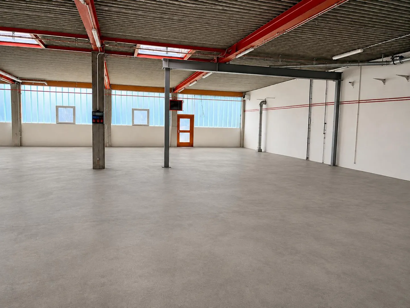 Capannone commerciale con uffici in affitto a Eich - Foto 5 di 8