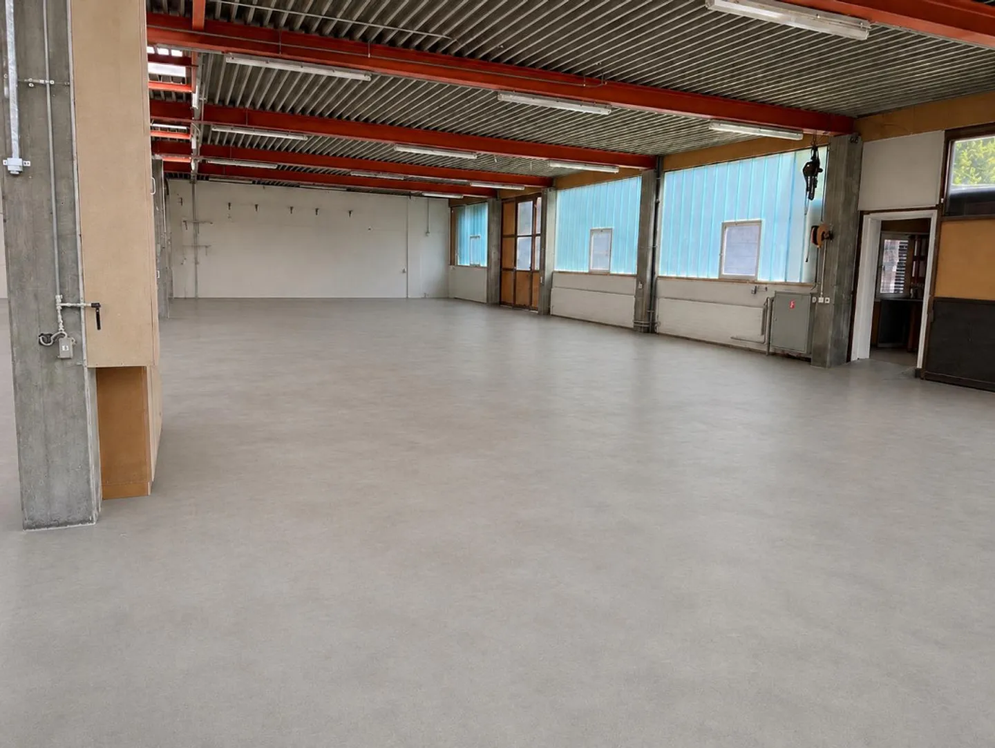 Capannone commerciale con uffici in affitto a Eich - Foto 4 di 8