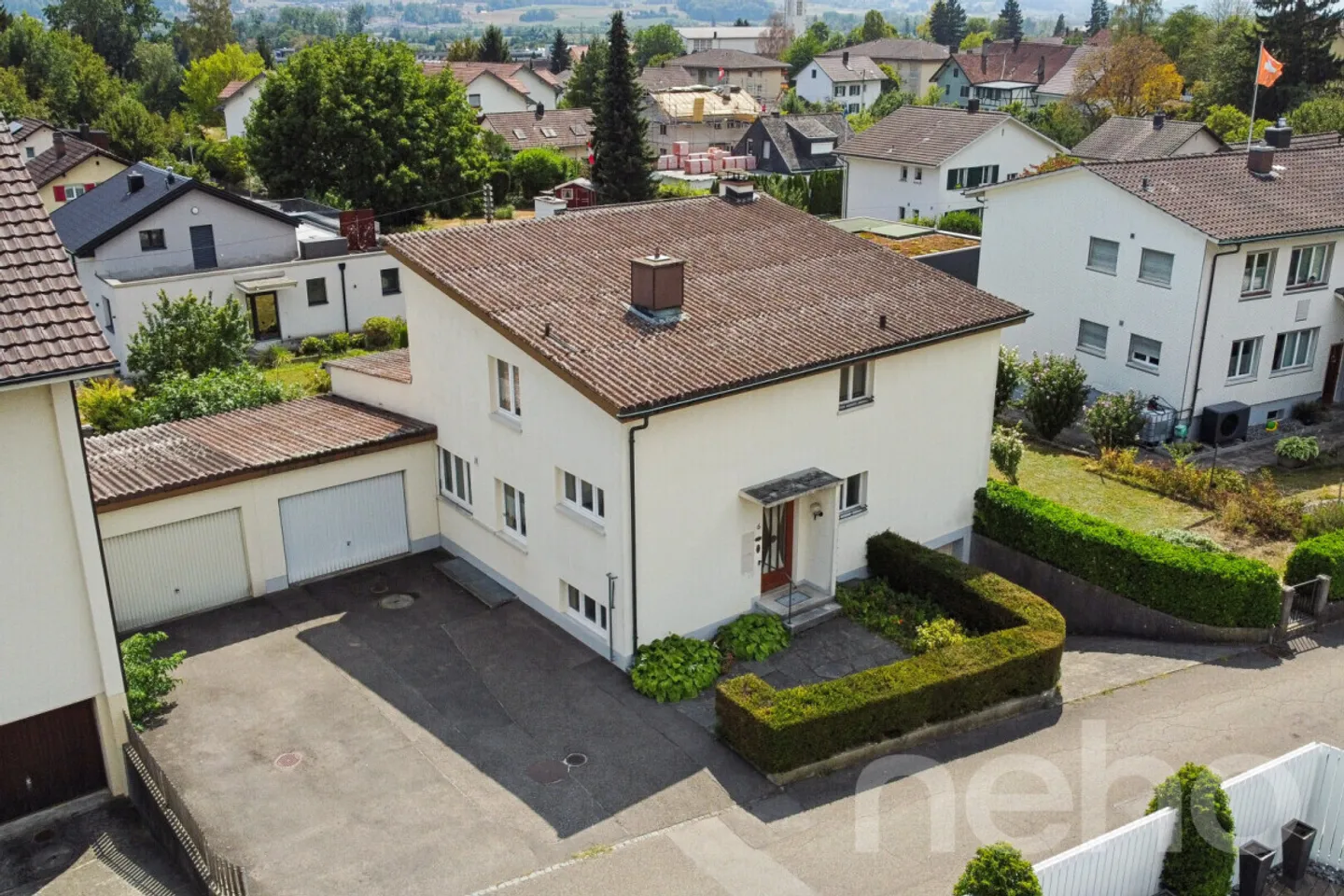 Grosszügiges Einfamilienhaus mit Garten - Foto 1 von 12